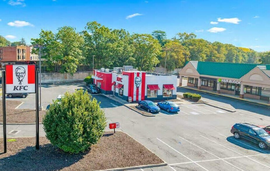 649 W Main St, Waterbury, CT à vendre - Photo du bâtiment - Image 2 de 11
