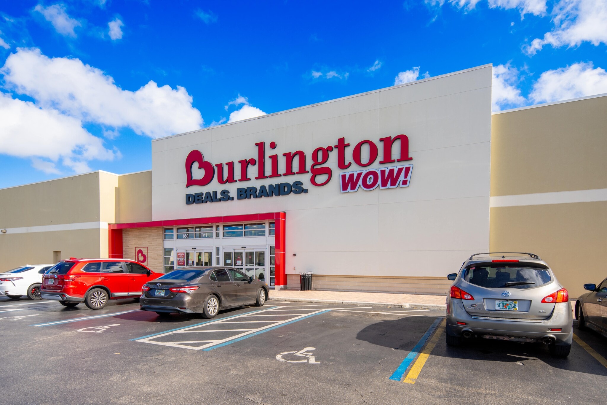 850-980 Ives Dairy Rd, Miami, FL for lease Building Photo- Image 1 of 14