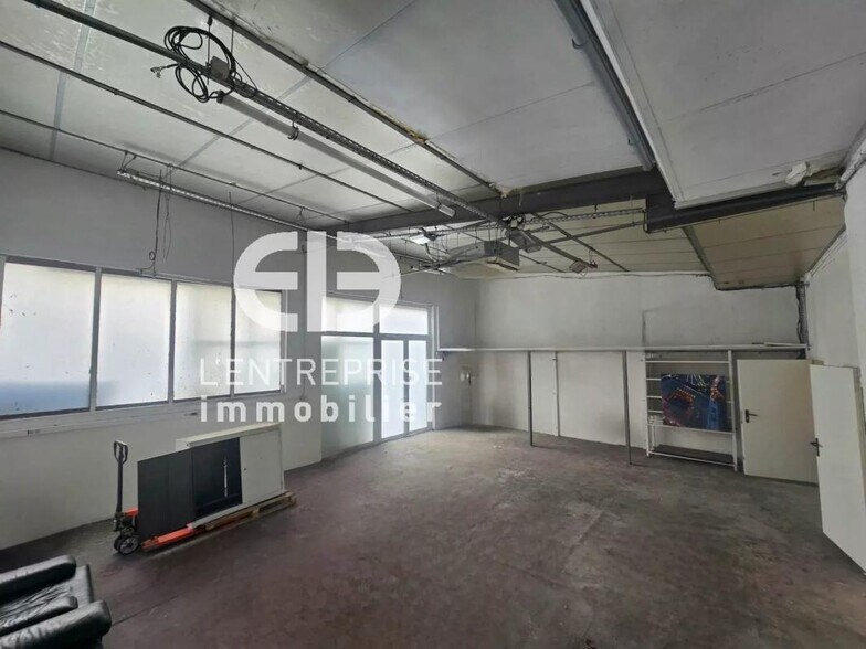 Industrial in Contes for lease - Interior Photo - Image 3 of 9