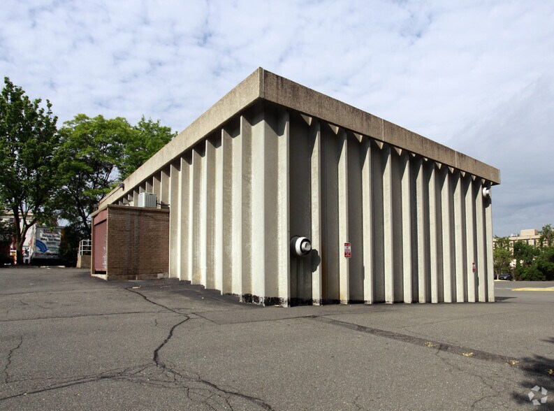 7630 Little River Tpke, Annandale, VA à louer - Photo du bâtiment - Image 2 de 2