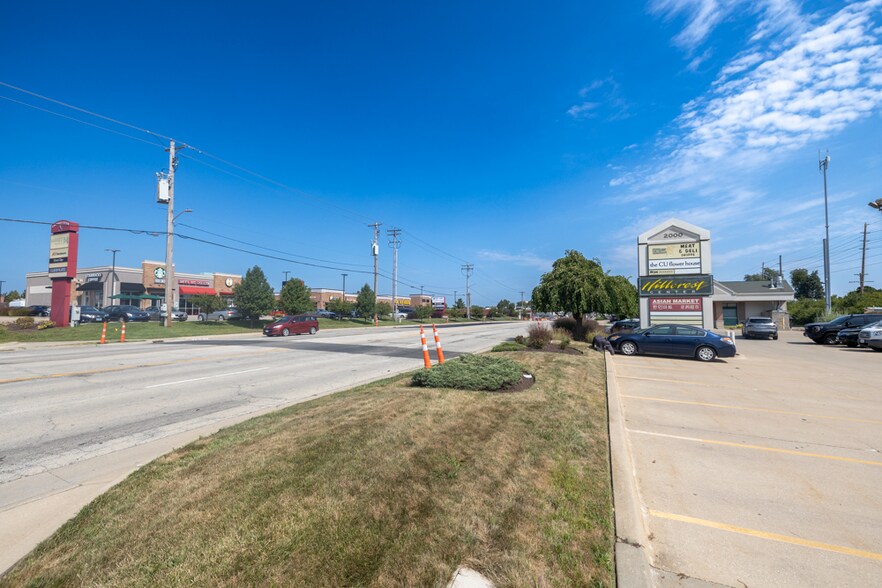 2000 S Neil St, Champaign, IL à louer - Photo du bâtiment - Image 2 de 4