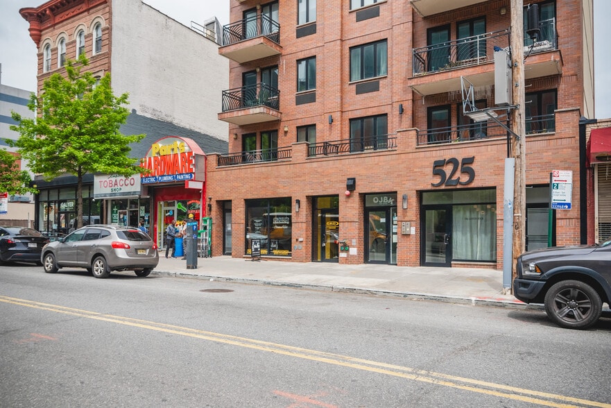 525 Myrtle Ave, Brooklyn, NY for lease - Building Photo - Image 2 of 4