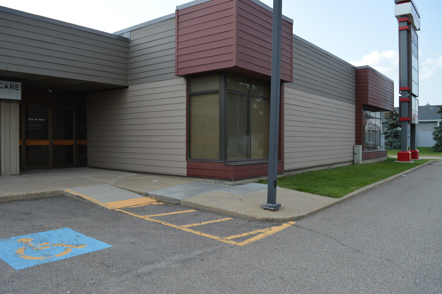 957 Fir St, Sherwood Park, AB for lease - Building Photo - Image 1 of 9