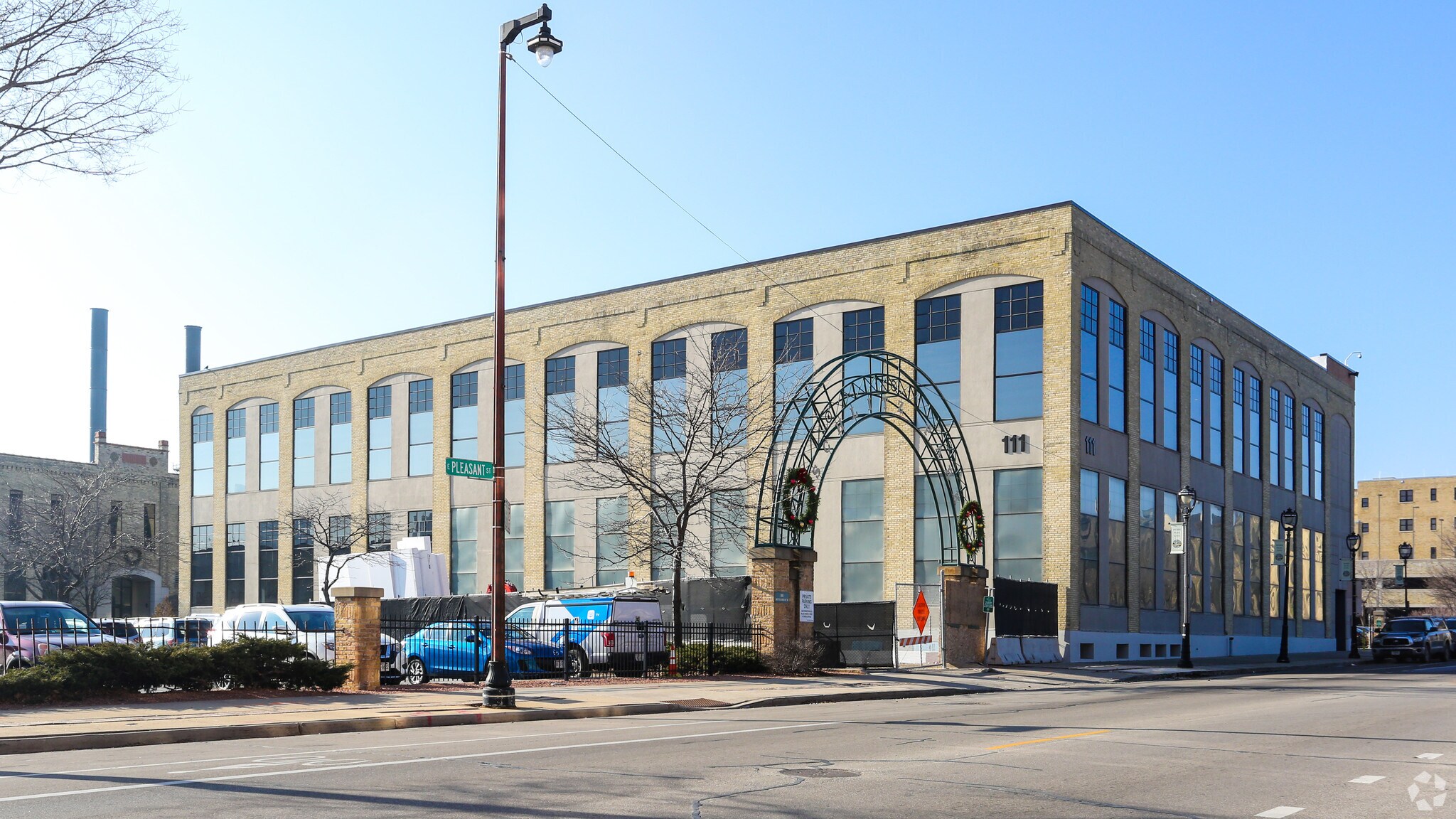 111 W Pleasant St, Milwaukee, WI à louer Photo du bâtiment- Image 1 de 11