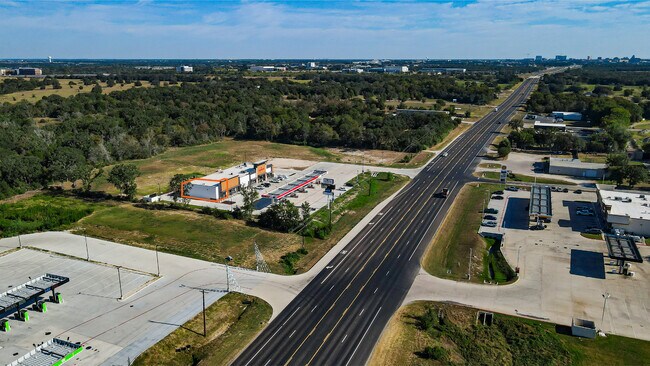 Plus de détails pour 5688 Raymond Stotzer Pkwy, College Station, TX - Commerce de détail à louer