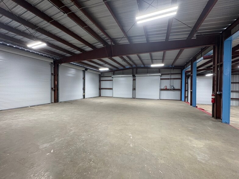 2001 Zapata St, Freeport, TX for lease - Interior Photo - Image 3 of 9