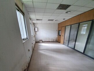 Plus de détails pour Multi-résidentiel à vendre