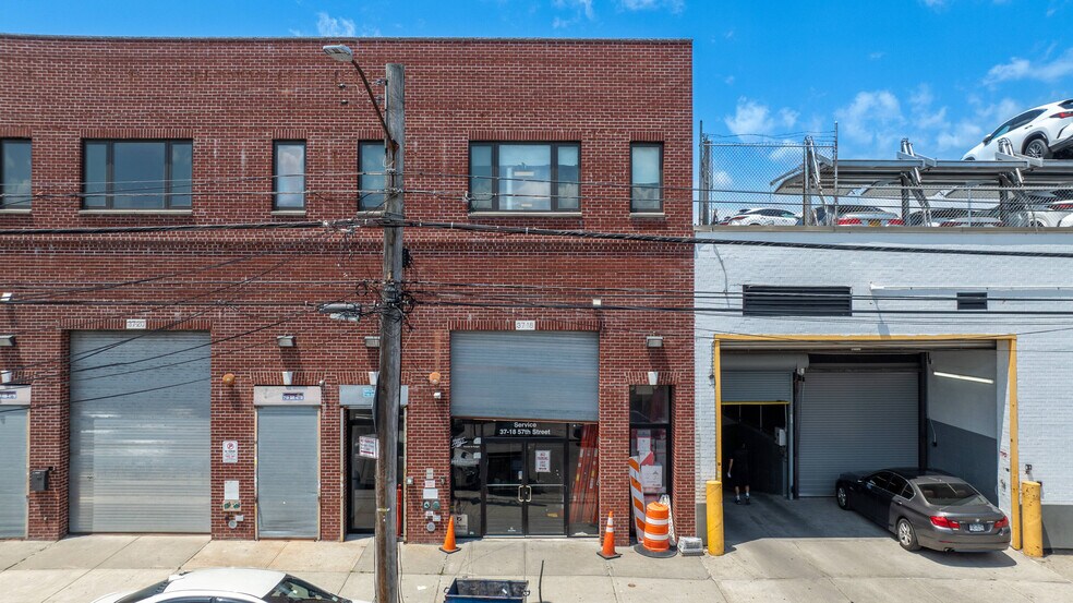 3718 57th St, Woodside, NY à vendre - Photo du bâtiment - Image 3 de 8