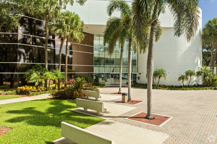 560 Village Blvd, West Palm Beach, FL for lease - Building Photo - Image 3 of 14