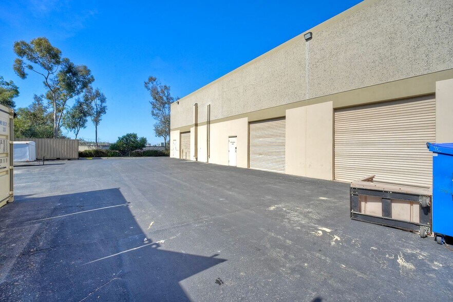 2221 Las Palmas Dr, Carlsbad, CA à louer - Photo du bâtiment - Image 3 de 7