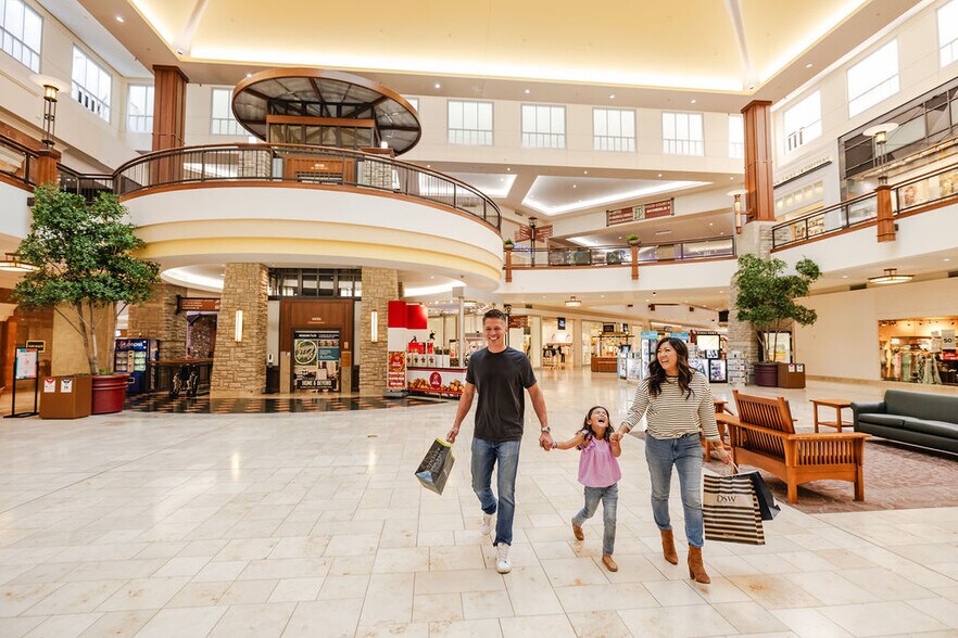 8251 Flying Cloud Dr, Eden Prairie, MN à louer - Photo intérieure - Image 3 de 37