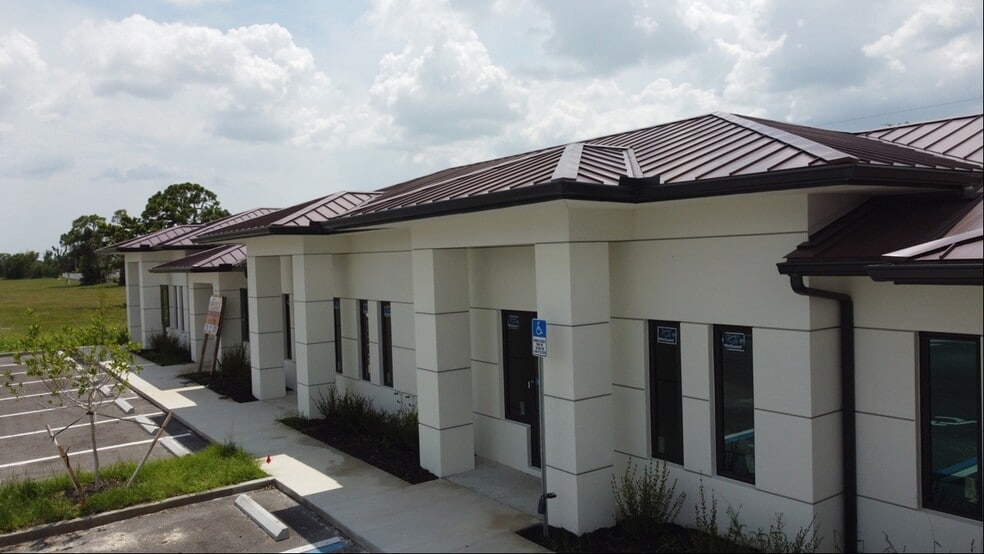 1624 SW Santa Barbara Pl, Cape Coral, FL for lease - Building Photo - Image 2 of 7