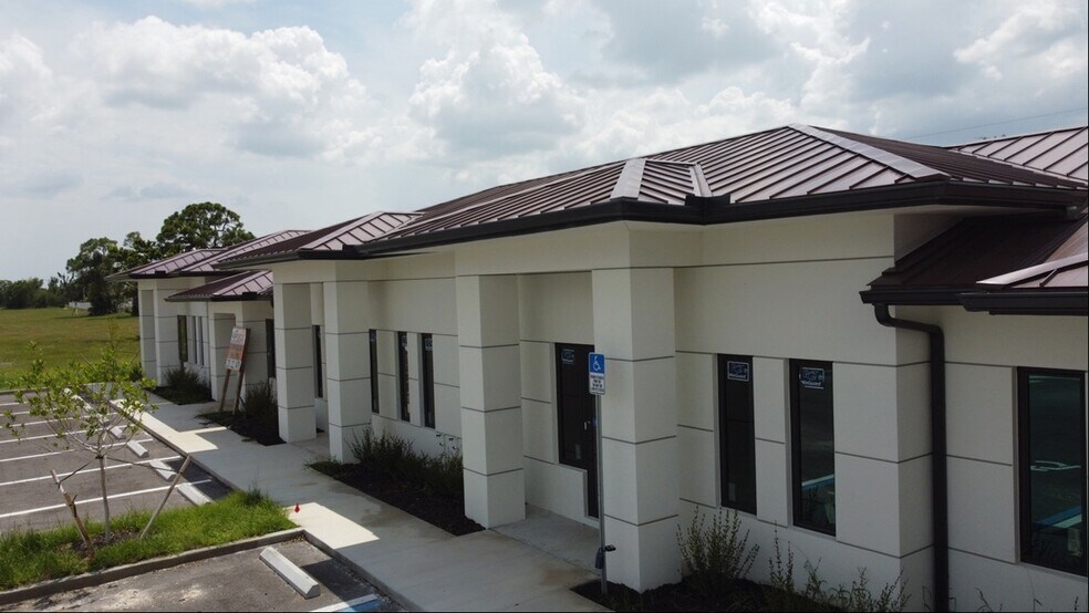 1624 SW Santa Barbara Pl, Cape Coral, FL à louer - Photo du bâtiment - Image 2 de 7