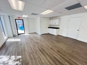 2201 Nw 30th Pl, Pompano Beach, FL for lease Interior Photo- Image 1 of 6