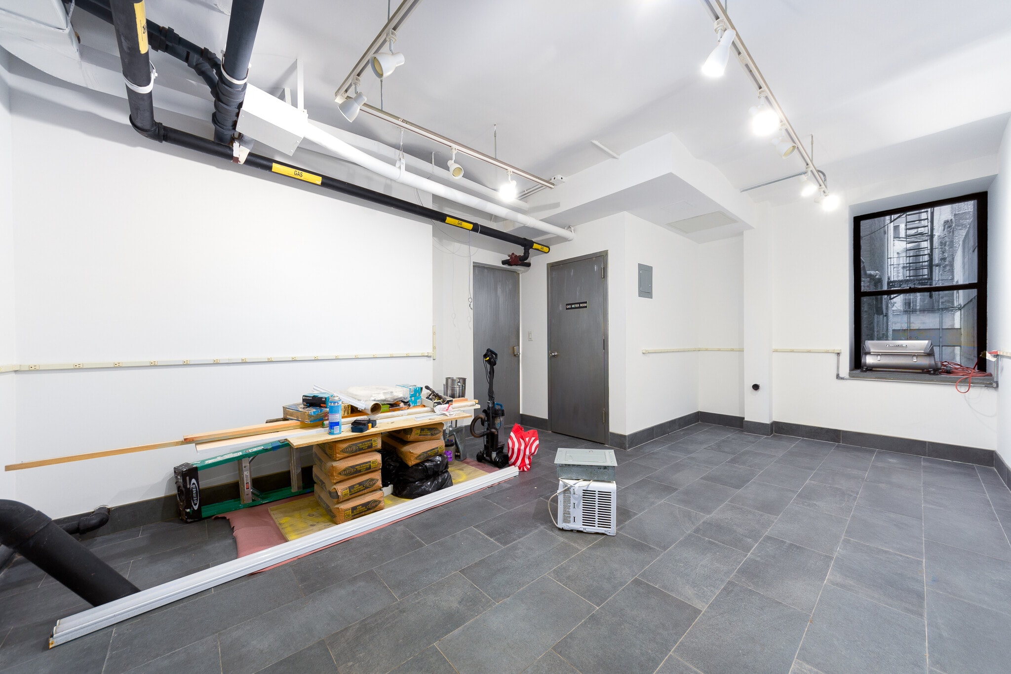 255 W 22nd St, New York, NY for lease Interior Photo- Image 1 of 4