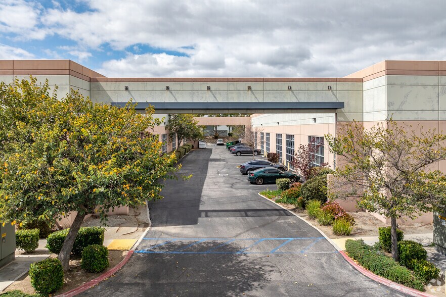 30111 Technology Dr, Murrieta, CA à louer - Photo du bâtiment - Image 2 de 7