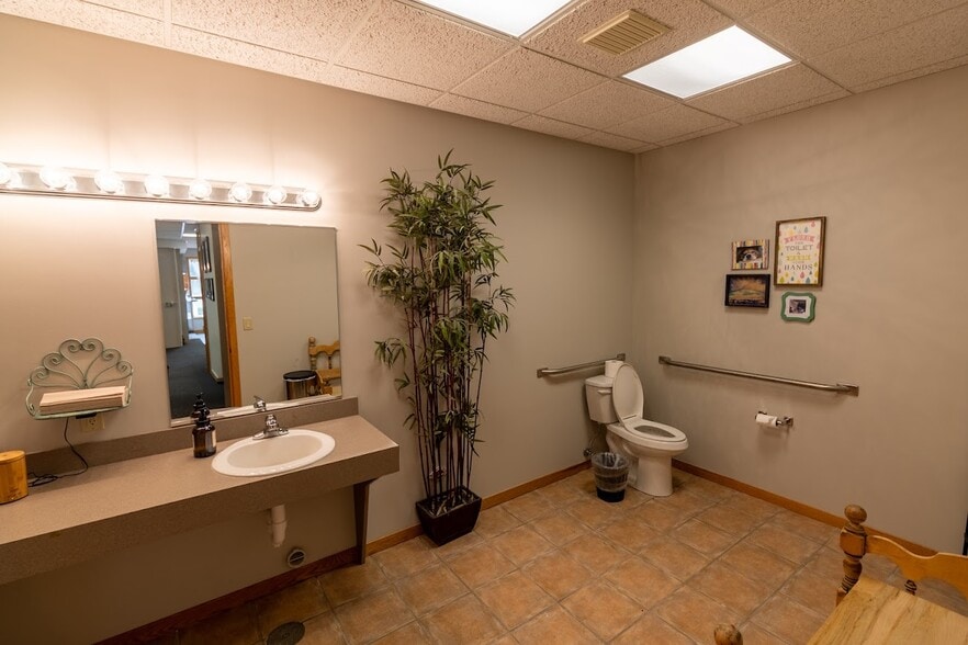 833 E 16th St, Holland, MI for lease - Building Photo - Image 3 of 38