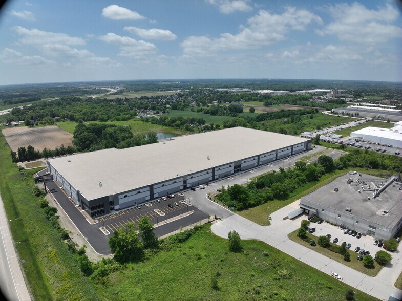 10000 S Ridgeview Dr, Oak Creek, WI à louer - Communauté Matterport - Image 3 de 12