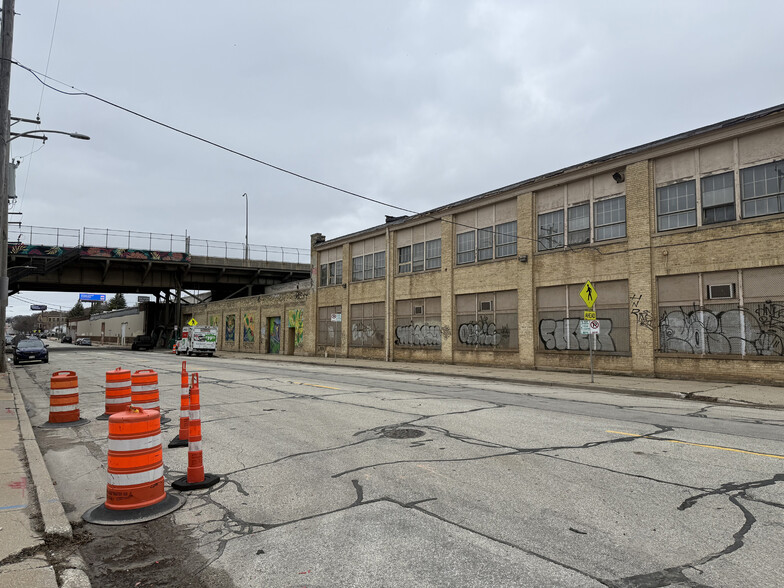 1500-1538 W Saint Paul Ave, Milwaukee, WI for sale - Building Photo - Image 2 of 7