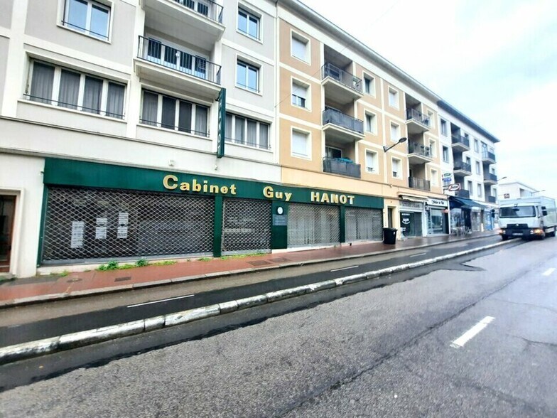 Retail in Rouen for lease - Building Photo - Image 1 of 9