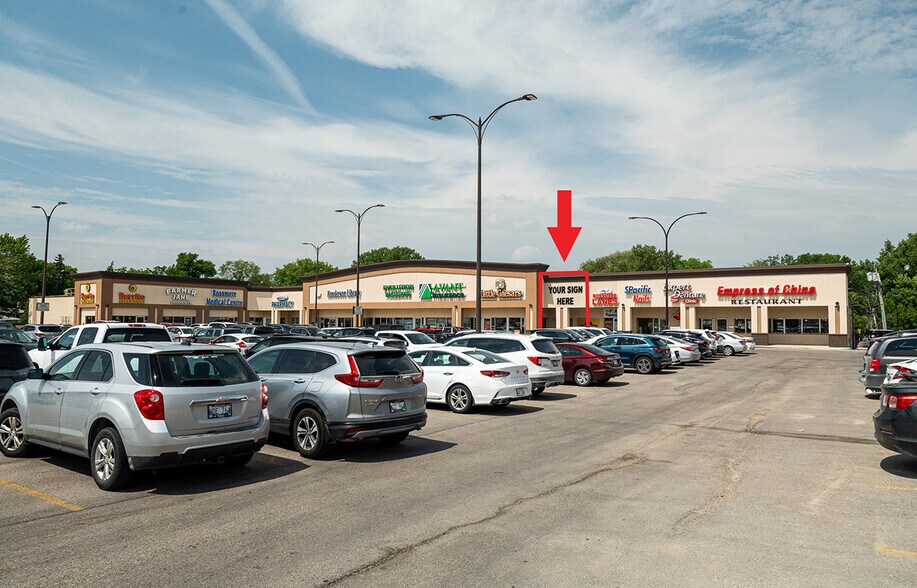 1050 Henderson Hwy, Winnipeg, MB à louer - Photo du bâtiment - Image 2 de 8