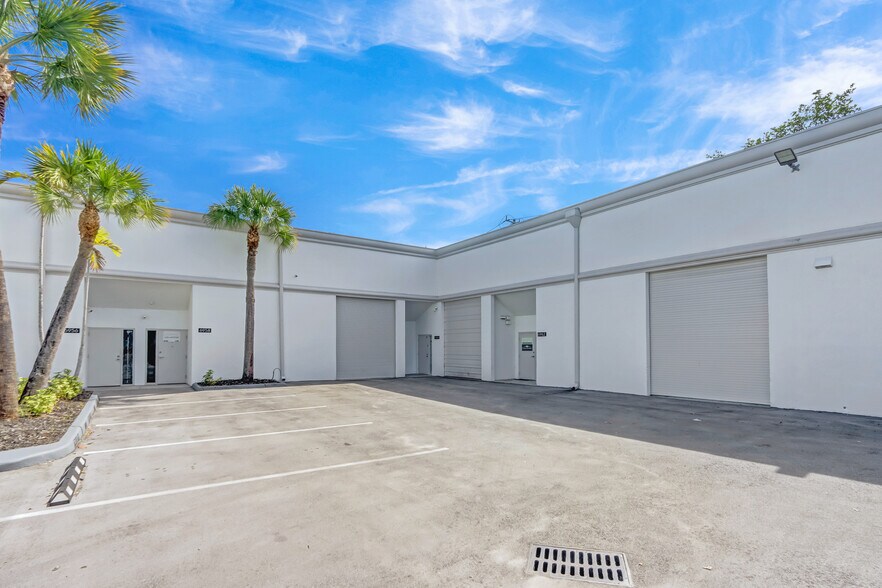 6950-6964 SW 47th St, Miami, FL à louer - Photo du bâtiment - Image 1 de 6