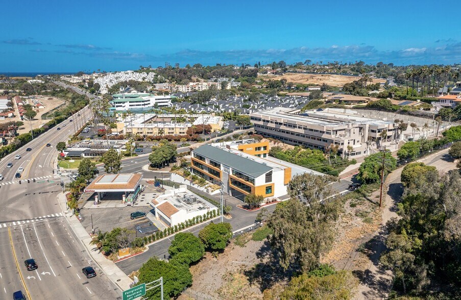 674 Via de la Valle, Solana Beach, CA à louer - Photo du bâtiment - Image 2 de 6