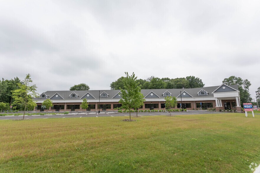 1234 Huntington Tpke, Trumbull, CT à louer - Photo du bâtiment - Image 1 de 4