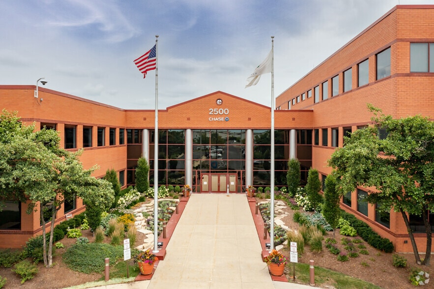 2500 Westfield Dr, Elgin, IL for lease - Building Photo - Image 2 of 4