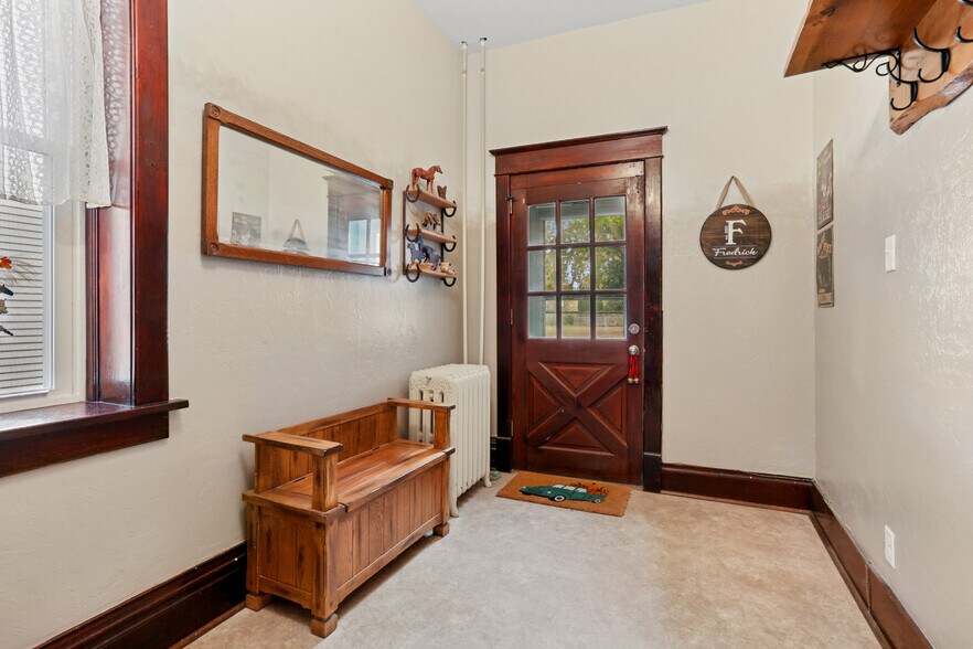 2114 Wisconsin Ave, New Holstein, WI à vendre - Photo du bâtiment - Image 2 de 38