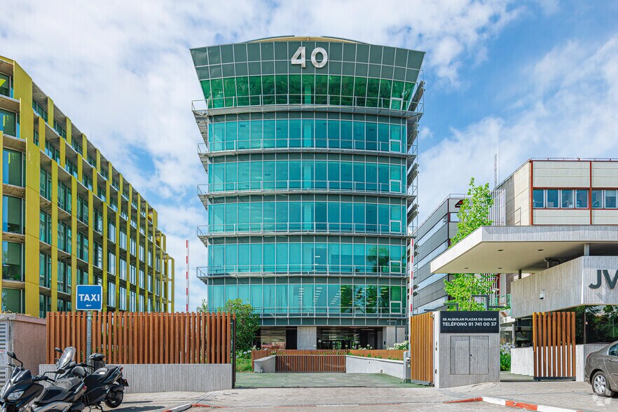 Calle Josefa Valcárcel, 40, Madrid, Madrid for lease - Building Photo - Image 2 of 4
