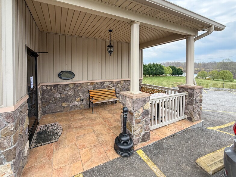 40 Sallys Ridge Rd, Henry, VA à vendre - Photo du bâtiment - Image 2 de 16