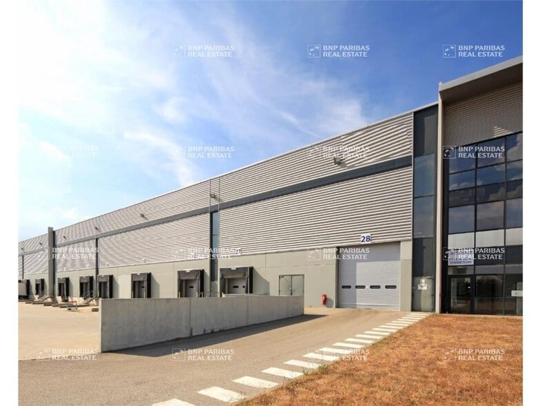 Industrial in Saint-Quentin-Fallavier for lease - Building Photo - Image 2 of 3