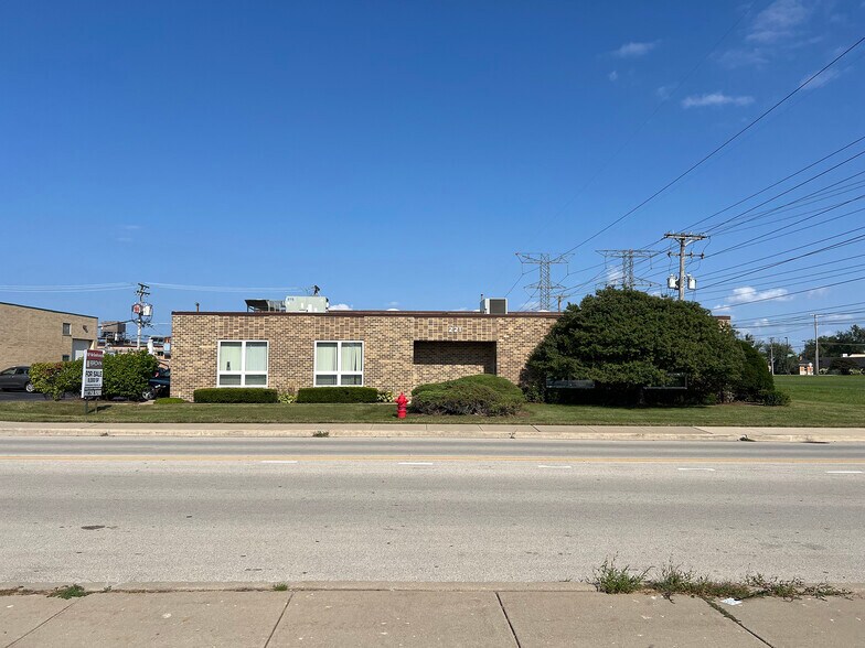 221 Lively Blvd, Elk Grove Village, IL à vendre - Photo du bâtiment - Image 3 de 6
