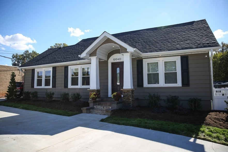 6634-6640 W Wilkinson Blvd portfolio of 2 properties for sale on LoopNet.ca - Building Photo - Image 3 of 24