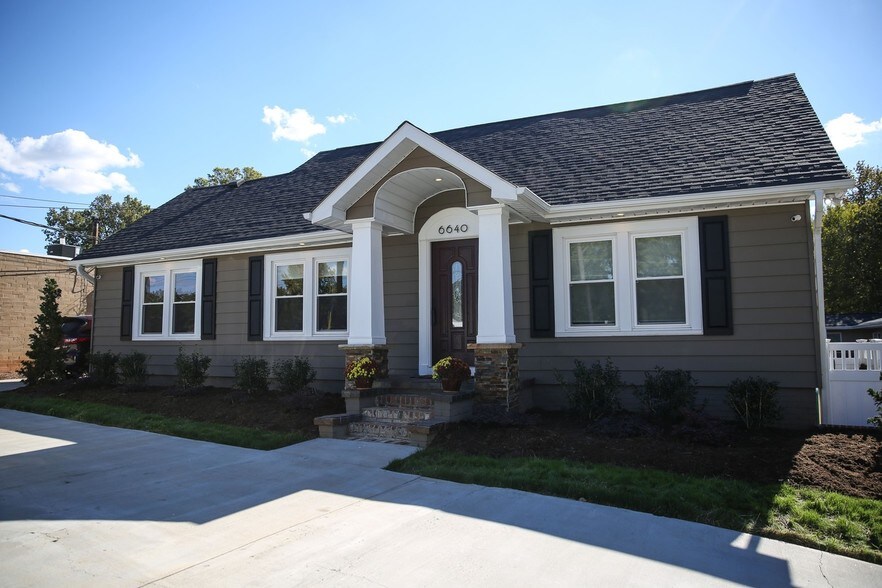 6634-6640 W Wilkinson Blvd portefeuille de 2 propriétés à vendre sur LoopNet.ca - Photo du bâtiment - Image 3 de 24