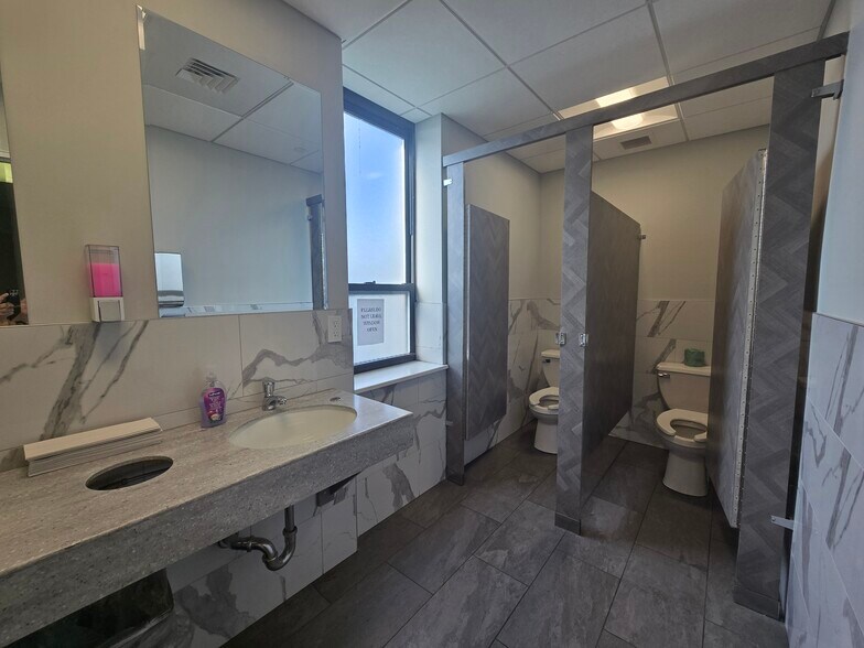 881 Allwood Rd, Clifton, NJ à louer - Photo intérieure - Image 3 de 6