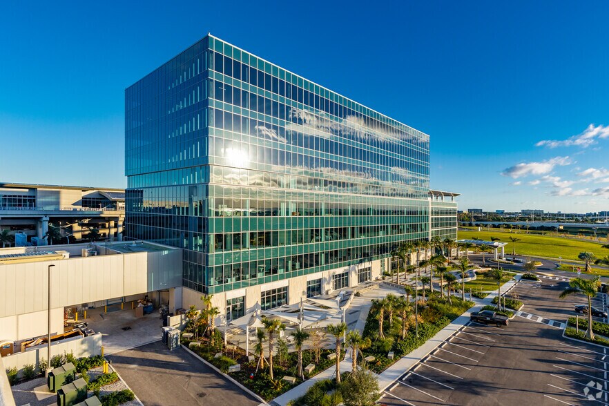5411 SkyCenter Dr, Tampa, FL à louer - Photo du bâtiment - Image 3 de 9