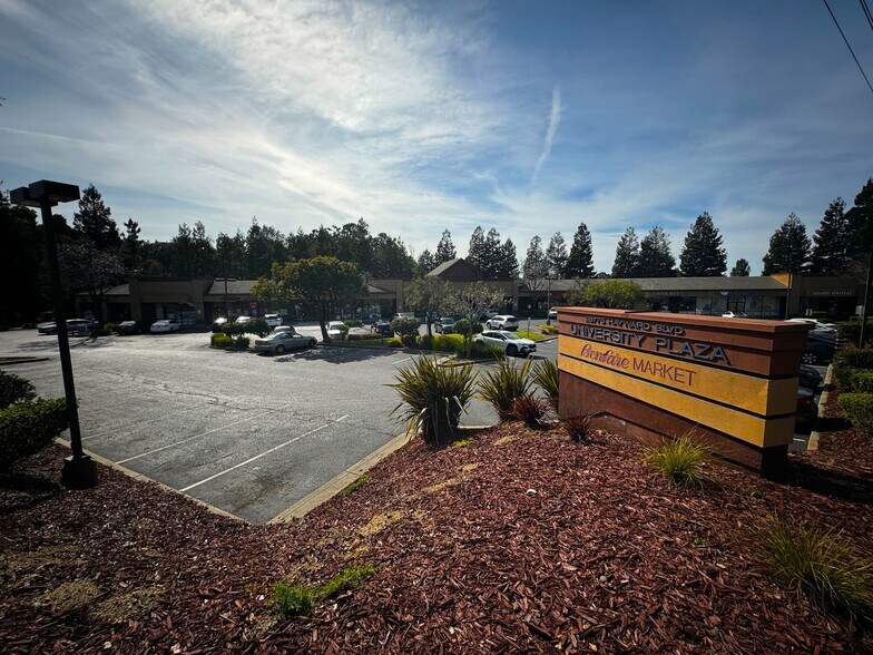 26775 Hayward Blvd, Hayward, CA à louer - Photo du bâtiment - Image 2 de 3