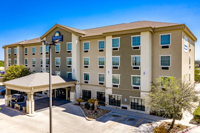 Plus de détails pour 4038 Frontage Road I-10 E, San Antonio, TX - Services hôteliers à vendre