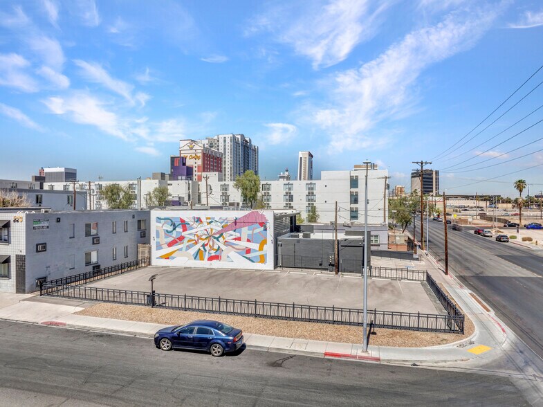 818 Stewart Ave, Las Vegas, NV à louer - Photo du bâtiment - Image 2 de 17