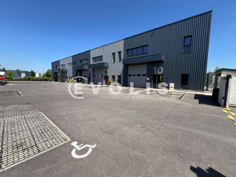 15 Rue Georges Charpak, Bourgoin-Jallieu à louer - Photo du bâtiment - Image 3 de 21