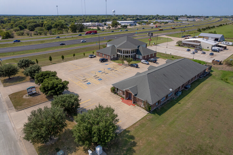 1905 Dove Crossing Ln, Navasota, TX à louer - Photo du bâtiment - Image 2 de 6