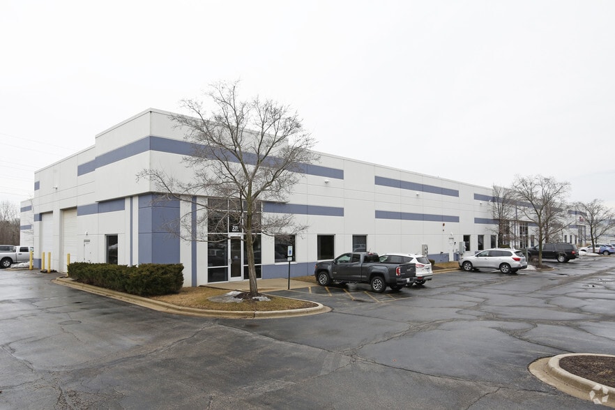215 Prairie Lake Rd, East Dundee, IL à louer - Photo du bâtiment - Image 3 de 5