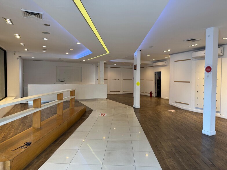 2437 Grand Concourse, Bronx, NY à louer - Photo du bâtiment - Image 3 de 10