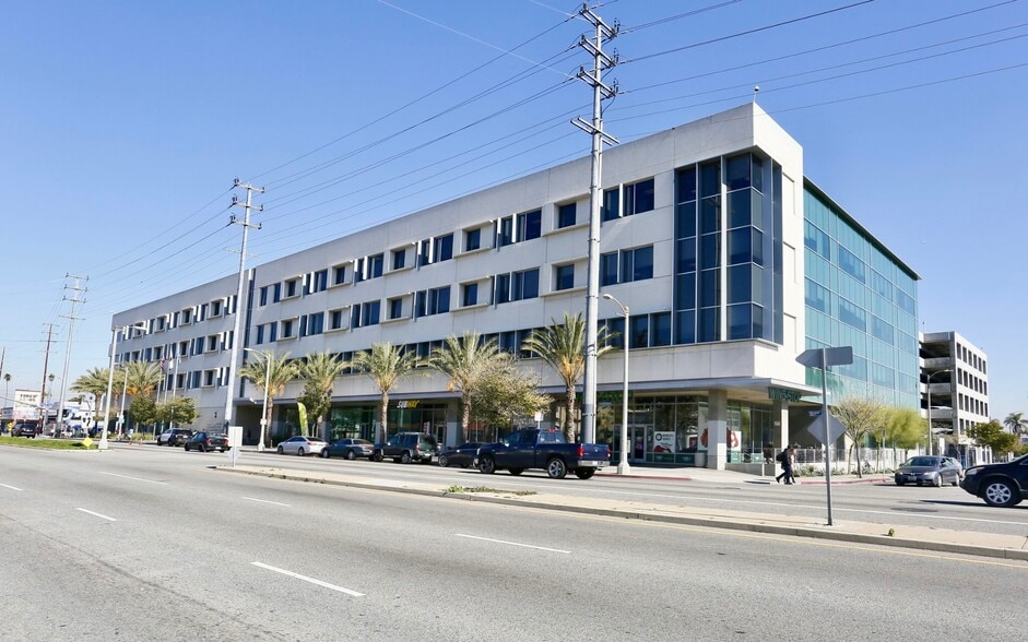 8300-8400 S Vermont Ave, Los Angeles, CA for lease - Building Photo - Image 1 of 4