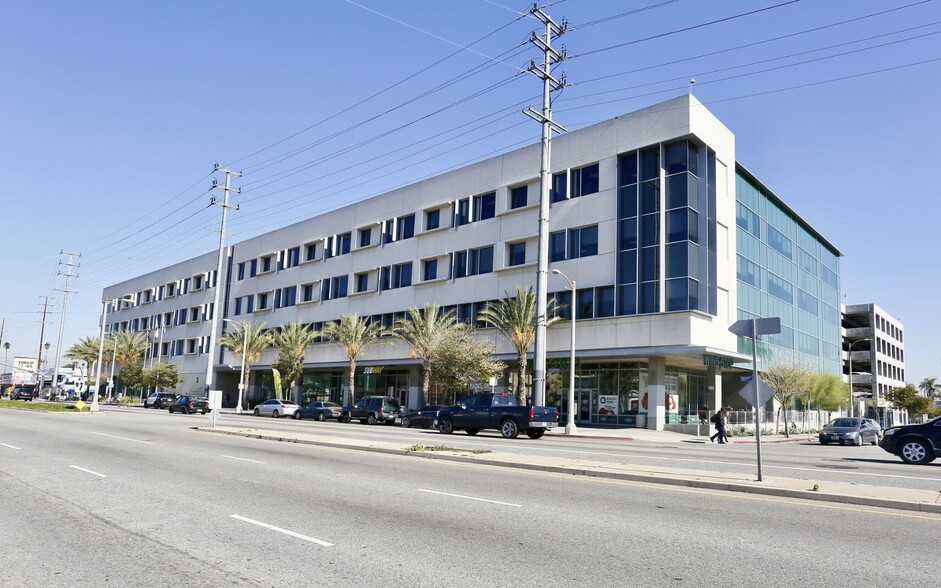 8300-8400 S Vermont Ave, Los Angeles, CA à louer - Photo du bâtiment - Image 1 de 4