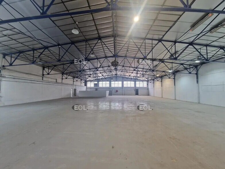 Flex in Nanterre for lease - Building Photo - Image 2 of 8