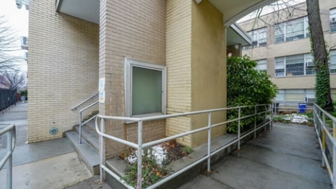 31-18 37th St, Astoria, NY for lease - Building Photo - Image 3 of 9