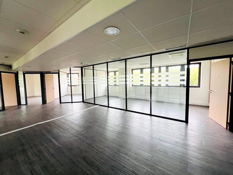 Bureau dans Montigny-le-Bretonneux à louer - Photo intérieure - Image 3 de 32